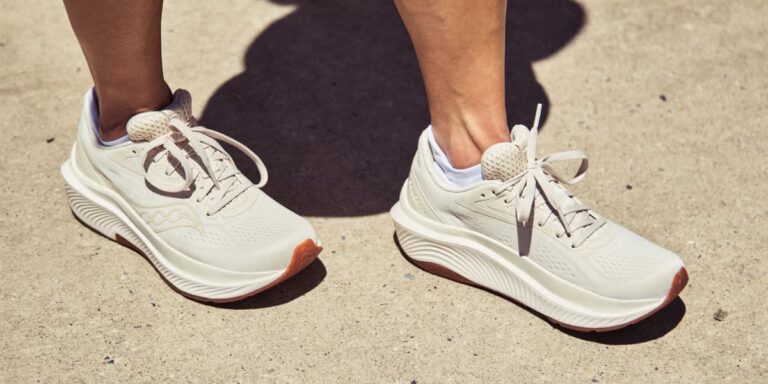 Les coureurs aux pieds larges doivent connaître la Saucony Echelon 10

