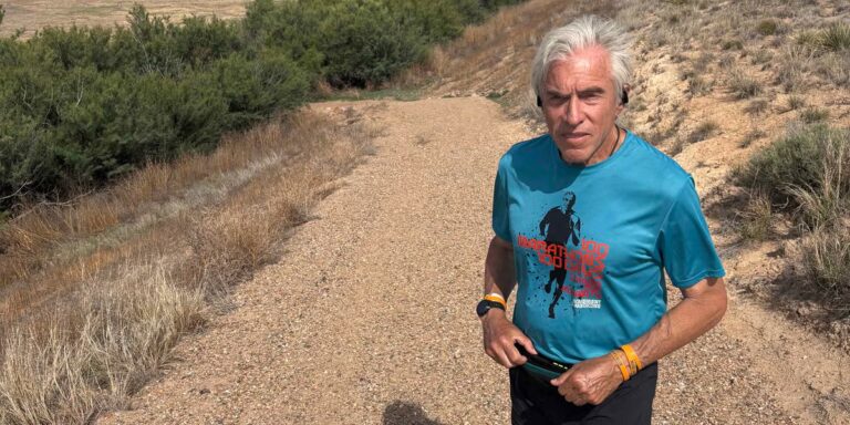 On lui a diagnostiqué la maladie de Parkinson à l'âge de 65 ans. Il court désormais 100 marathons en 100 jours
