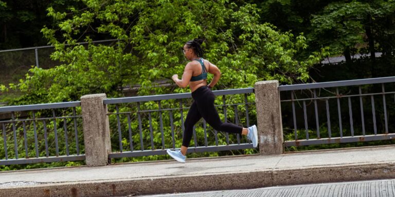 Pourquoi courir au-delà de 13.1 a aidé mon premier semi-marathon
