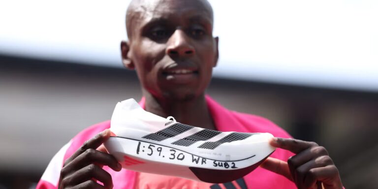 Quelle chaussure Sabastian Sawe portait-il pour son record du monde de marathon ?
