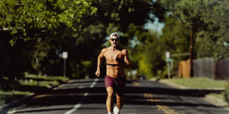 Santé cardiaque des coureurs : entraînement, ravitaillement et signes avant-coureurs
