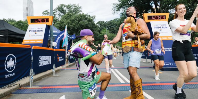 Un couple se fiance sur la ligne d'arrivée de la course de New York
