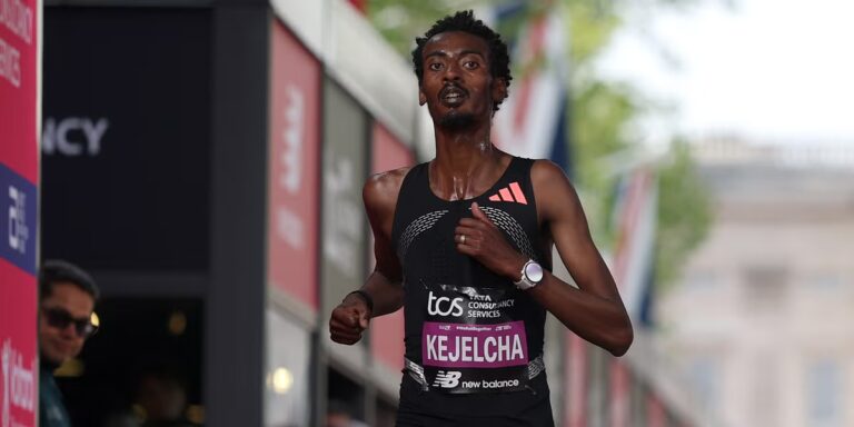 Yomif Kejelcha a battu 2 heures lors de son premier marathon et a terminé 2e
