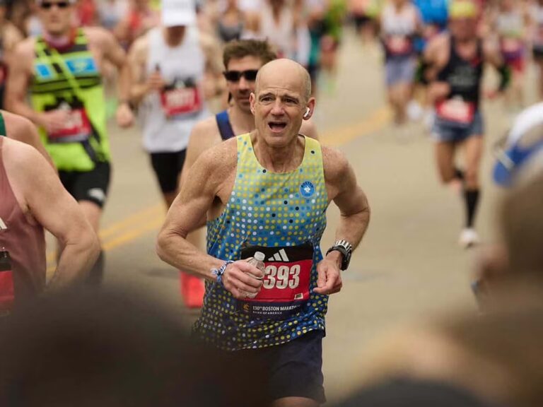 À 60 ans, il a couru un marathon de Boston en 2h48 et continue d'aller plus vite
