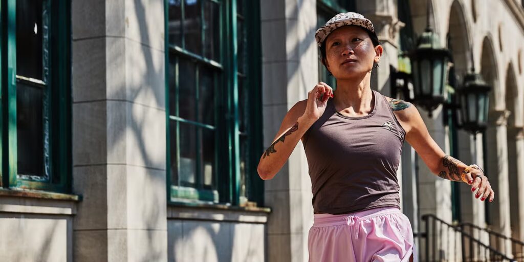 Courir en musique : avantages, risques et conseils pour le jour de la course