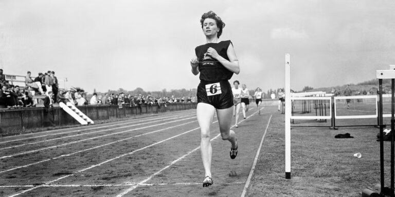 Elle a été la première femme à battre 5 minutes dans le mile. Mais l’histoire est à peine remarquée.
