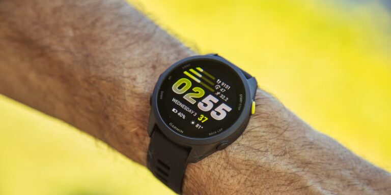 Garmin Forerunner 70 vs Apple Watch : quel est le meilleur pour les courses ?

