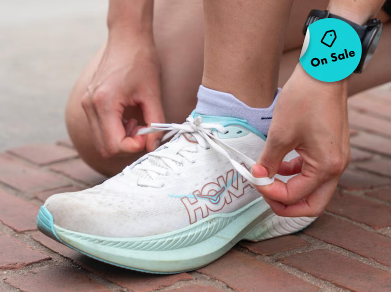 Le célèbre entraîneur Mach 6 de Hoka est actuellement à plus de 20 % de réduction chez Nordstrom
