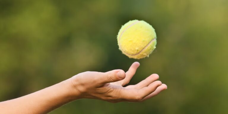 Pourquoi les coureurs utilisent des balles de tennis pour ralentir les courses faciles
