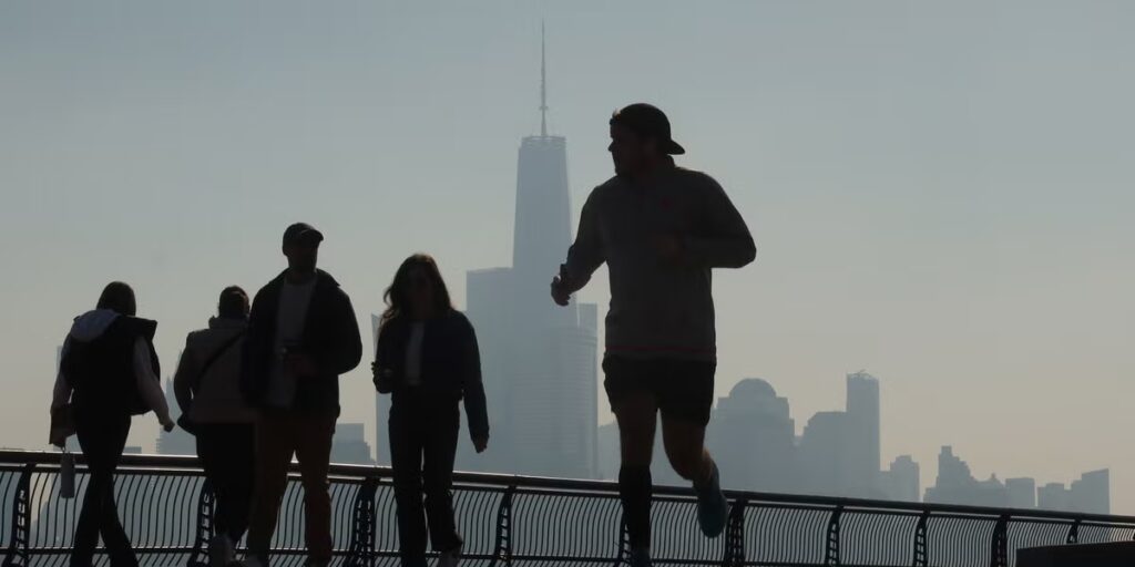 Si vous envisagez de courir dehors à cause de la fumée des incendies de forêt, il est probablement temps d'utiliser le tapis roulant
