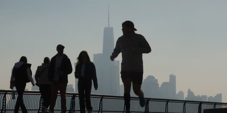 Si vous envisagez de courir dehors à cause de la fumée des incendies de forêt, il est probablement temps d'utiliser le tapis roulant
