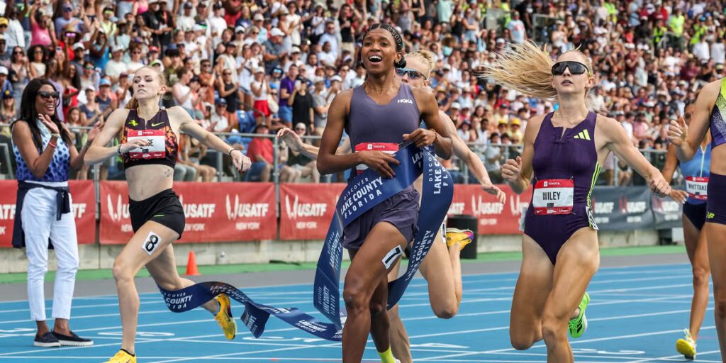 Une commotion cérébrale et un accident de voiture ont fait dérailler sa formation. Aujourd'hui, Nia Akins est à nouveau une championne nationale.
