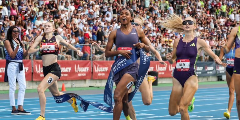 Une commotion cérébrale et un accident de voiture ont fait dérailler sa formation. Aujourd'hui, Nia Akins est à nouveau une championne nationale.
