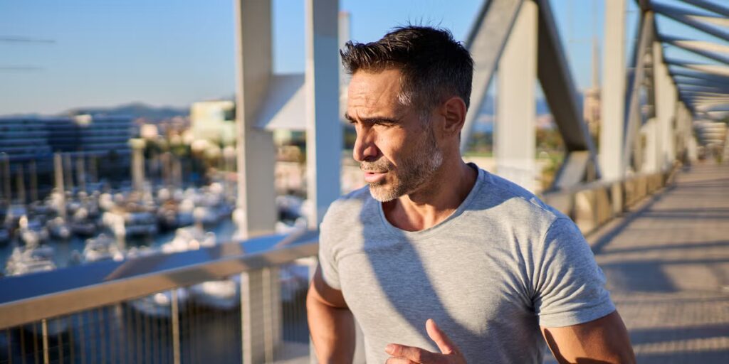 5 exercices pour aider les coureurs de plus de 50 ans à développer leur force et leur mobilité