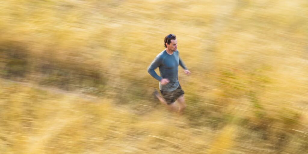 Comment l'entraînement en descente aide les coureurs à lutter contre la fatigue en fin de course
