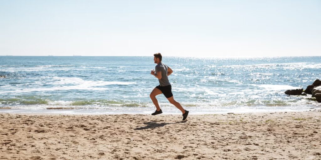 Courir sur la plage : avantages, risques et conseils pour les coureurs