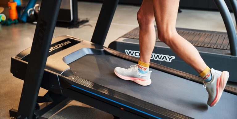 Entraînements de marche sur tapis roulant : plans pour débutants pour augmenter votre nombre de pas

