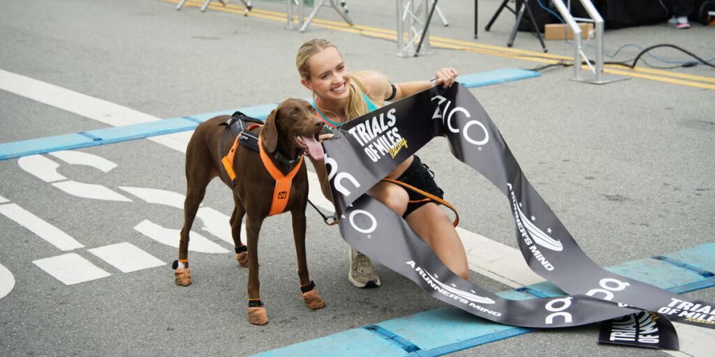 L'athlète professionnelle Vanessa Fraser court 4:31 milles avec son chien