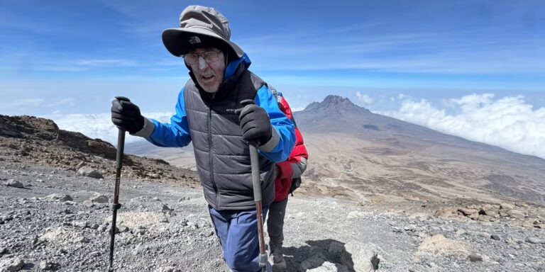 Un médecin de 90 ans est devenu la personne la plus âgée à gravir le mont Kilimandjaro. Ses 6 règles de vie l'ont amené là-bas
