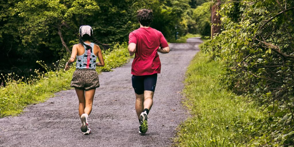 Comment rester dans la fréquence cardiaque de la zone 2 pendant les courses, selon les experts