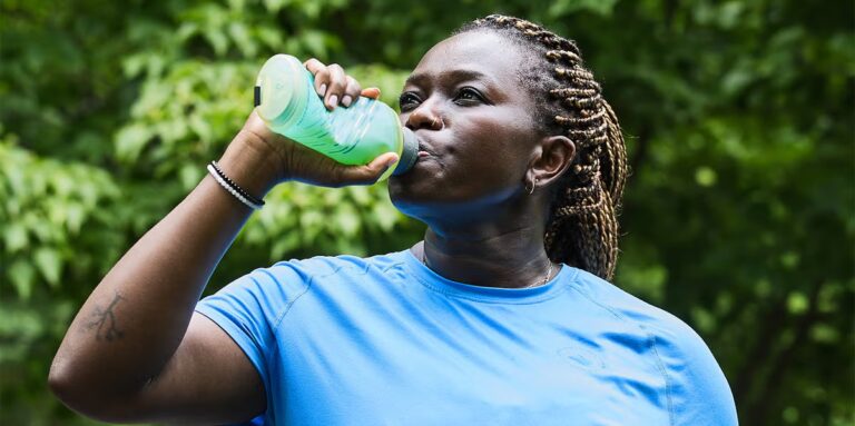 Conseils d'hydratation le jour de la course : comment les coureurs peuvent éviter les erreurs courantes
