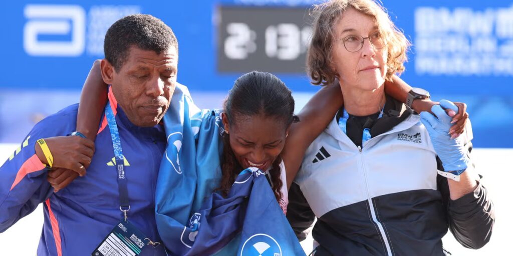 Tigst Assefa a remporté le marathon de Berlin grâce à une rupture d'Achille