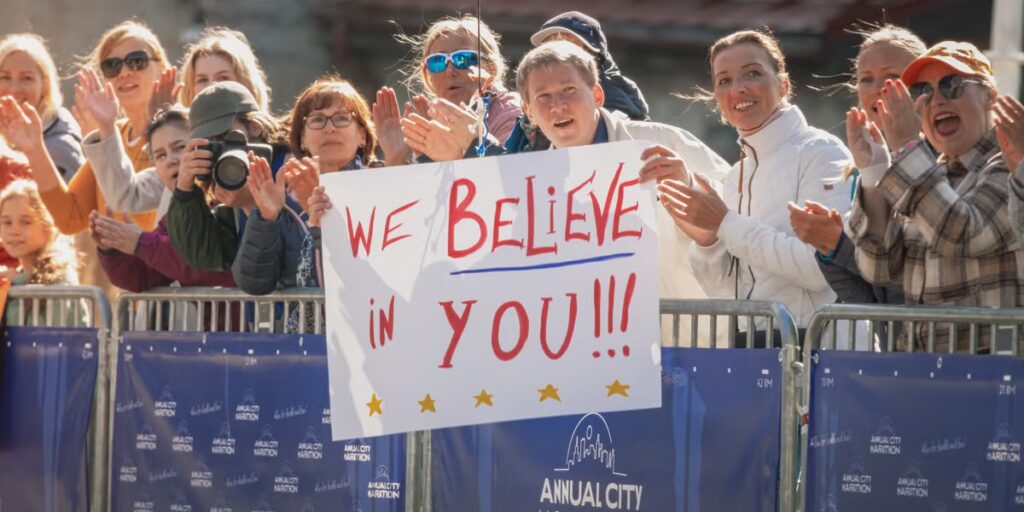 Ce coureur britannique est venu seul à Chicago pour le marathon. Alors, comment des milliers d’observateurs de courses ont-ils connu son nom ?