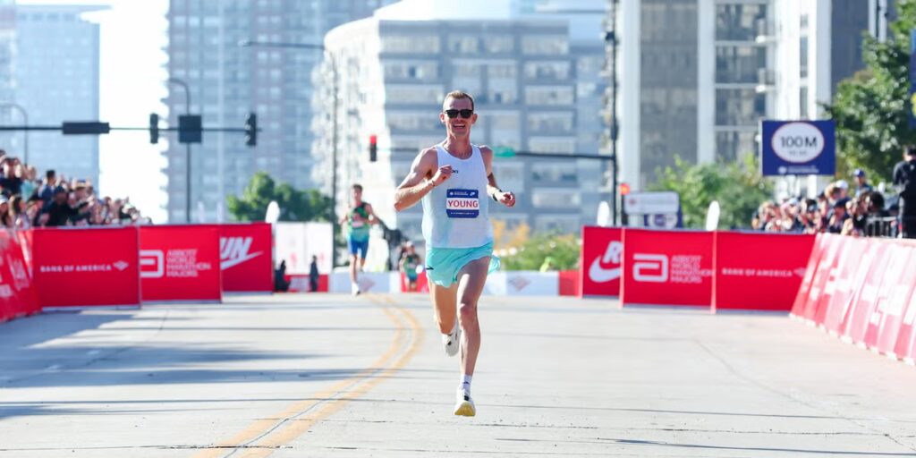 Cette astuce mentale a aidé Clayton Young à devenir le deuxième marathonien américain le plus rapide de tous les temps au marathon de Chicago