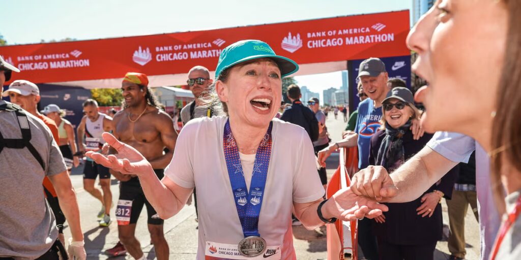 Chelsea Clinton court le marathon de Chicago en 3:47:55, avec ses parents qui l'attendent à l'arrivée