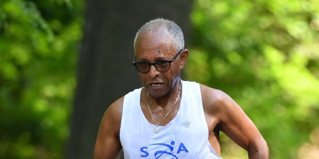Comment un coureur de 71 ans réussit toujours des marathons de moins de 3 ans