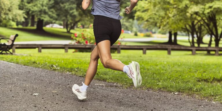 Douleur aux ischio-jambiers pendant la course : causes, rééducation et prévention

