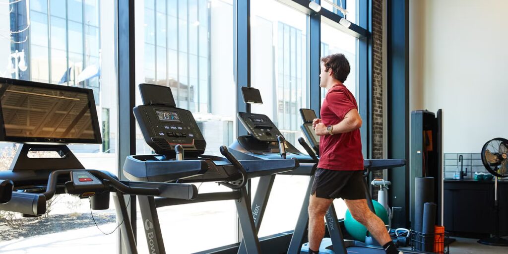 Tapis roulant ou course en plein air : quel est le meilleur pour l'entraînement ?
