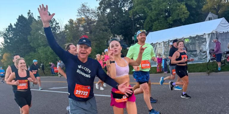 Tim Walz participe à une course rapide de 10 milles avec sa fille Hope
